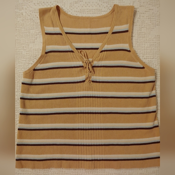 Cute Sleeveless Sweater - Picture 1 of 4